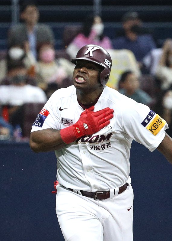 28일 오후 서울 구로구 고척스카이돔에서 열린 프로야구 '2022 신한은행 SOL KBO 포스트시즌' 플레이오프 4차전 LG 트윈스와 키움 히어로즈의 경기 LG 키움 7회말 1사 1, 3루 상황 푸이그가 적시타를 친 후 환호하고 있다. 2022.10.28/뉴스1 ⓒ News1 신웅수 기자