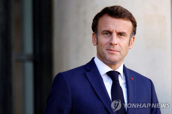 에마뉘엘 마크롱 프랑스 대통령 FILE PHOTO: French President Emmanuel Macron waits for the arrival of German Chancellor Olaf Scholz (not seen) for a meeting at the Elysee Palace in Paris, France, October 26, 2022. REUTERS/Sarah Meyssonnier/File Photo