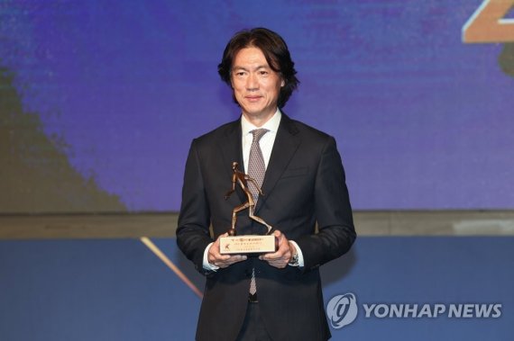 K리그1 감독상의 영예는 홍명보에게 K리그1 감독상의 영예는 홍명보에게 (서울=연합뉴스) 임화영 기자 = 24일 오후 서울 서초구 더케이호텔에서 열린 하나원큐 K리그 2022 대상 시상식에서 K리그1 감독상을 수상한 울산현대 홍명보 감독이 기념촬영하고 있다. 2022.10.24 hwayoung7@yna.co.kr (끝)