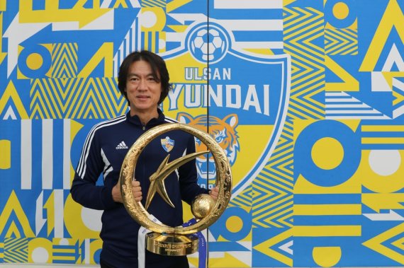 K리그 우승 트로피를 든 홍명보 울산 감독. [울산 현대 제공. 재판매 및 DB 금지]