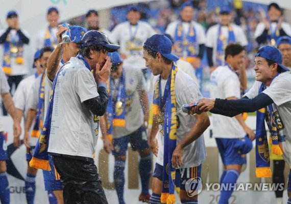 샴페인 세례 받는 홍명보 감독 샴페인 세례 받는 홍명보 감독 (울산=연합뉴스) 김용태 기자 = 23일 울산 문수축구경기장에서 하나원큐 K리그1 우승한 울산 현대의 홍명보 감독이 선수들에게 샴페인 세례를 받고 있다. 2022.10.23 yongtae@yna.co.kr (끝)