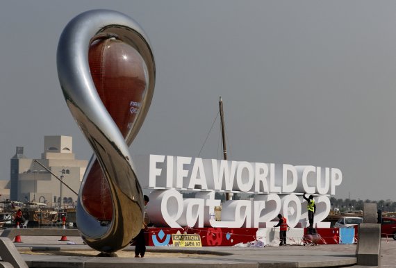 카타르 수도 도하에 설치된 '2022 FIFA 카타르 월드컵' 상징 조형물. 뉴스1
