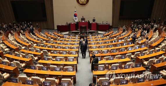 윤석열 대통령 국회 시정연설 텅 빈 야당 의원석 지나 퇴장하는 윤석열 대통령 (서울=연합뉴스) 이정훈 기자 = 윤석열 대통령이 25일 오전 국회 본회의장에서 내년도 정부 예산안에 대한 시정연설을 마친 뒤 텅 빈 야당 의원석을 지나 퇴장하고 있다. 2022.10.25 [공동취재] uwg806@yna.co.kr (끝)