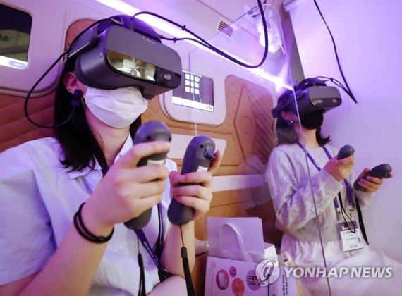 '찾아가는 VR 헬스케어' '찾아가는 VR 헬스케어' (서울=연합뉴스) 이재희 기자 = 11일 서울 강남구 코엑스에서 열린 보건산업 전시 '2022 바이오코리아'에서 관람객이 VR(가상현실)을 이용한 인지기능 분석 서비스를 체험하고 있다. 2022.5.11 scape@yna.co.kr (끝)