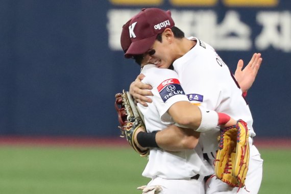 28일 오후 서울 구로구 고척스카이돔에서 열린 프로야구 '2022 신한은행 SOL KBO 포스트시즌' 플레이오프 4차전 LG 트윈스와 키움 히어로즈의 경기에서 4대1로 승리한 키움 이정후가 이용규와 포옹하며 기뻐하고 있다. 이날 경기에서 승리한 키움은 한국시리즈 진출을 확정지었다. 2022.10.28/뉴스1 ⓒ News1 황기선 기자