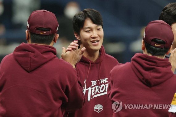 준플레이오프에서 활약한 안우진 준플레이오프에서 활약한 안우진 (서울=연합뉴스) 신현우 기자 = 22일 서울 고척스카이돔에서 열린 2022 프로야구 KBO리그 준플레이오프 5차전 kt wiz와 키움 히어로즈의 경기에서 4-3로 승리하며 플레이오프에 진출한 키움 안우진이 홍원기 감독과 하이파이브하고 있다. 안우진은 이날 준플레이오프 MVP를 수상했다. 2022.10.22 nowwego@yna.co.kr (끝)