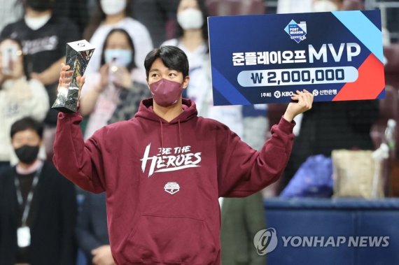 준PO MVP 안우진 준PO MVP 안우진 (서울=연합뉴스) 서대연 기자 = 22일 오후 서울 고척스카이돔에서 열린 2022 프로야구 KBO리그 준플레이오프 5차전 kt wiz와 키움 히어로즈의 경기. 키움 안우진이 준PO MVP 패를 받고 있다. 2022.10.22 dwise@yna.co.kr (끝)