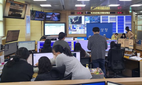 충북 괴산에서 규모 4.1의 지진과 여진이 잇따른 29일 오전 서울 동작구 국가지진화산종합상황실에서 직원들이 분주하게 상황을 점검하고 있다. (기상청 제공) 2022.10.29/뉴스1