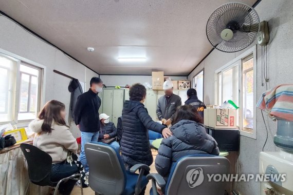 사과하는 아연 채굴 광산 업체 대표이사 사과하는 아연 채굴 광산 업체 대표이사 (봉화=연합뉴스) 김선형 기자 = 28일 오후 경북 봉화 아연 채굴 광산 매몰 사고로 작업자 2명이 45시간째 고립된 가운데 채굴 업체 대표 이사가 작업자 가족들에게 사과 인사를 하고 있다. 2022.10.28 sunhyung@yna.co.kr (끝)