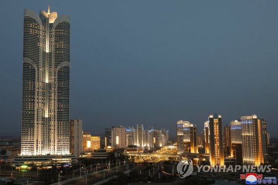 평양 송화거리 야경 김정은, 평양 송화거리 준공식 참여…테이프 끊어 (평양 조선중앙통신=연합뉴스) 김정은 북한 국무위원장이 지난 11일 평양 송신·송화지구의 송화거리 준공식에 참여했다고 조선중앙통신이 12일 보도했다. 준공식에는 조용원 당 조직비서, 김덕훈 내각총리, 리일환 당 선전선동비서, 김영환 평양시당 책임비서 등이 참석했다. 송화거리 야경 사진. 2022.4.12 [국내에서만 사용가능. 재배포 금지. For Use Only in the Republic of Korea. No Redistribution] nkphoto@yna.