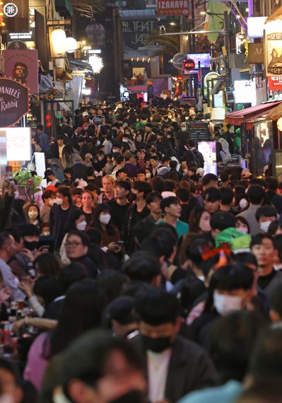 3년 만에 거리두기 없는 핼러윈 축제가 시작된 29일 오후 서울 용산구 이태원 거리가 시민들로 북적이고 있다. 올해는 3년만에 '노 마스크' 핼러윈데이인 만큼 지난해보다 더 많은 사람이 몰려 골목마다 북새통을 이뤘다. 사진=김범석 기자