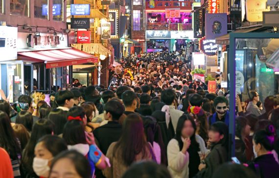 3년 만에 거리두기 없는 핼러윈 축제가 시작된 29일 오후 서울 용산구 이태원 거리가 시민들로 북적이고 있다. 올해는 3년만에 '노 마스크' 핼러윈데이인 만큼 지난해보다 더 많은 사람이 몰려 골목마다 북새통을 이뤘다. 사진=김범석 기자