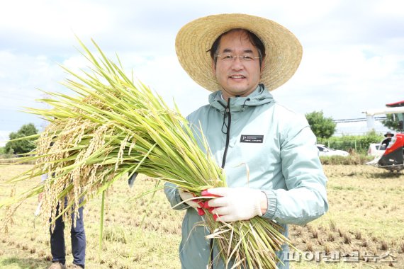 이동환 고양특례시장 가와지쌀 수확현장 참여. 사진제공=고양시