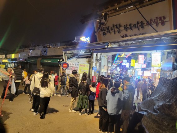 코로나19 여파로 중단했다가 재개장한 29일 전북 전주시 전주남부시장 일대가 야시장을 찾은 시민들로 발디딜 틈없이 북적이고 있다.2022.10.29/뉴스1 강교현기자
