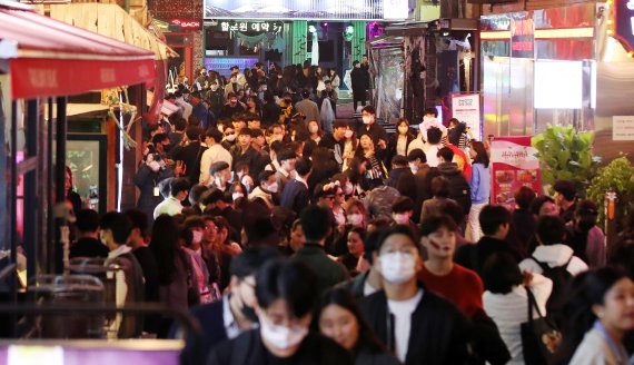 3년 만에 거리두기 없는 핼러윈 축제가 시작된 28일 오후 서울 용산구 이태원 거리가 시민들로 북적이고 있다. 이번 핼로윈 축제는 신종코로나바이러스 감염증(코로나19) 확산 이후 거리두기 방역 조치 없이 보내는 첫 핼러윈이다. 2022.10.28/뉴스1 ⓒ News1 박지혜 기자 /사진=뉴스1