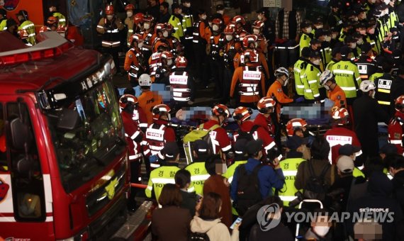 구조 작업하는 119 구조대 (서울=연합뉴스) 박동주 기자 = 지난 29일 발생한 서울 용산구 이태원 핼러윈 인명사고 현장에서 119 구조대원들이 구조작업을 하고 있다. 2022.10.30 pdj6635@yna.co.kr (끝)