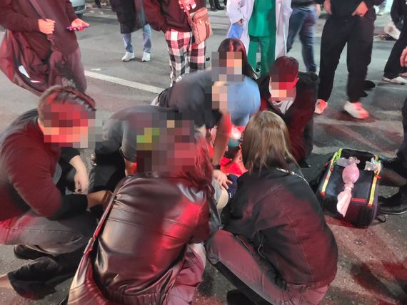 29일 밤 이태원역 인근에서 시민들이 압사 사고 피해자에게 CPR를 수행하고 있다./사진=이진혁 기자