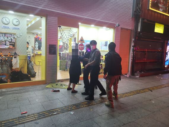 29일 밤 이태원역 인근에서 한 중년여성이 자녀의 사고 소식을 알고 오열하고 있다./사진=이진혁 기자