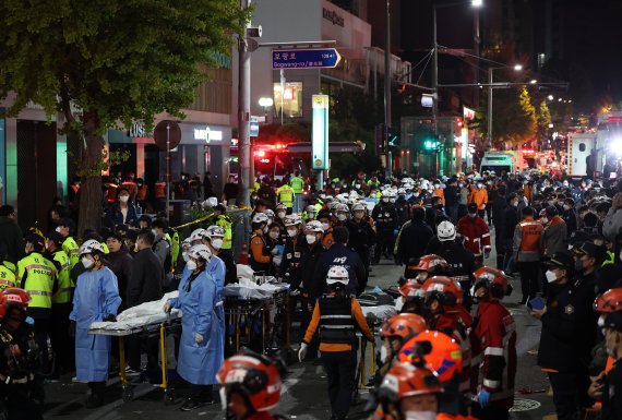 30일 오전 서울 용산구 이태원 핼러윈 인명사고 현장에 사망자 이송을 위해 구급대원 등이 대기하고 있다. / 사진=연합뉴스