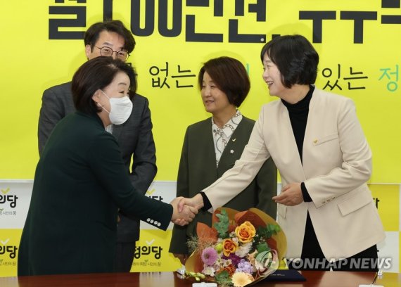 축하받는 정의당 이정미 신임 대표 축하받는 정의당 이정미 신임 대표 (서울=연합뉴스) 백승렬 기자 = 정의당 이정미 신임 대표가 28일 국회에서 열린 제7기 당대표 선출 보고대회에서 당선이 확정된 뒤 심상정 의원으로부터 축하를 받고 있다. 2022.10.28 srbaek@yna.co.kr (끝)