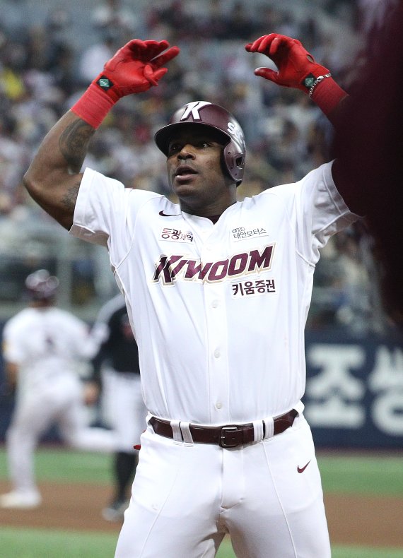 28일 오후 서울 구로구 고척스카이돔에서 열린 프로야구 '2022 신한은행 SOL KBO 포스트시즌' 플레이오프 4차전 LG 트윈스와 키움 히어로즈의 경기 LG 키움 7회말 1사 1, 3루 상황 푸이그가 적시타를 친 후 환호하고 있다. 2022.10.28/뉴스1 ⓒ News1 신웅수 기자