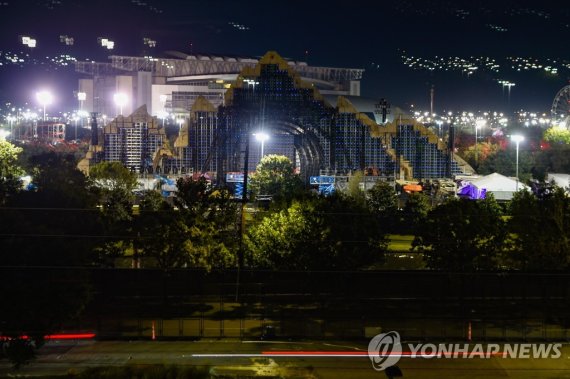 美 래퍼 트래비스 스콧 콘서트장서 팬들 압사 epaselect epa09567534 A view on the Astroworld music festival venue after all further events are canceled following a concert where eight people were killed and several others injured at a concert at the Astroworld Music Festival in Houston, Texas, USA, 06 November 2021. Acc