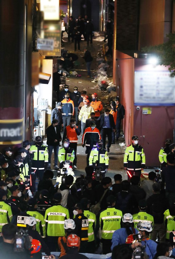 [서울=뉴시스] 지난 29일 밤 서울 용산구 이태원 일대에서 대규모 압사사고가 발생해 30일 새벽 소방구급 대원들이 현장을 수습하고 있다.