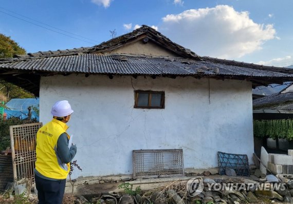 규모 4.1의 지진이 발생한 29일 충북 괴산군 장연면 장암리 한 주택에서 기와가 떨어졌다는 주민 신고가 접수돼 괴산군청 관계자들이 현장 점검을 하고 있다. /사진=연합뉴스