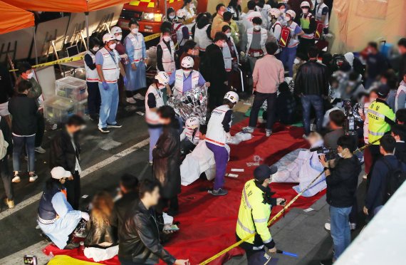 지난 29일 밤 서울 용산구 이태원 일대에서 대규모 압사사고가 발생해 30일 새벽 의료진들이 부상자 구조활동을 하고 있다. 뉴시스