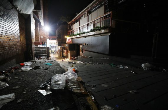 [서울=뉴시스] 김진아 기자 = 지난 29일 밤 서울 용산구 이태원 일대에서 대규모 압사사고가 발생했다. 사진은 30일 새벽 사고현장. 30일 오전 2시40분 기준 이태원 핼러윈 압사 사고와 관련해 120명이 사망한 것으로 확인됐다. 부상자는 100명으로 사망자는 더 늘 것으로 보인다. 2022.10.30. bluesoda@newsis.com