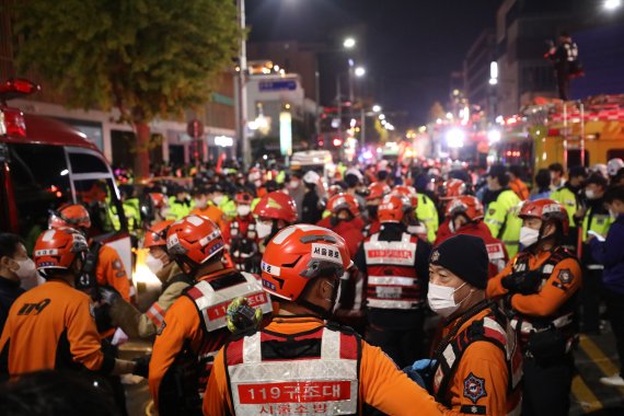 30일 사고가 발생한 서울 용산구 이태원 사고현장에서 소방구급 대원들이 현장을 수습하고 있는 모습. 2022.10.30/뉴스1 ⓒ News1 장수영 기자