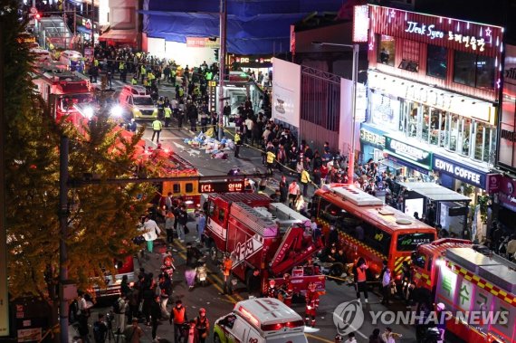 아수라장, 이태원 사고 현장 아수라장, 이태원 사고 현장 (서울=연합뉴스) 이지은 기자 = 29일 오후 서울 용산구 이태원동 일대에 핼러윈을 맞이해 인파가 몰리면서 대규모 인명사고가 발생했다. 30일 오전 출동한 119 구조대원들이 희생자들을 구조하고 분류하고 있다. 이날 소방당국에 신고된 구조신고는 81건, 심정지 상태인 환자는 약 50명으로 알려졌다. 2022.10.30 jieunlee@yna.co.kr (끝)