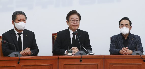 [서울=뉴시스] 최진석 기자 = 이재명 더불어민주당 대표가 30일 서울 여의도 국회에서 이태원 참사 관련 입장 표명에 앞서 침통한 표정을 짓고 있다. 2022.10.30. myjs@newsis.com