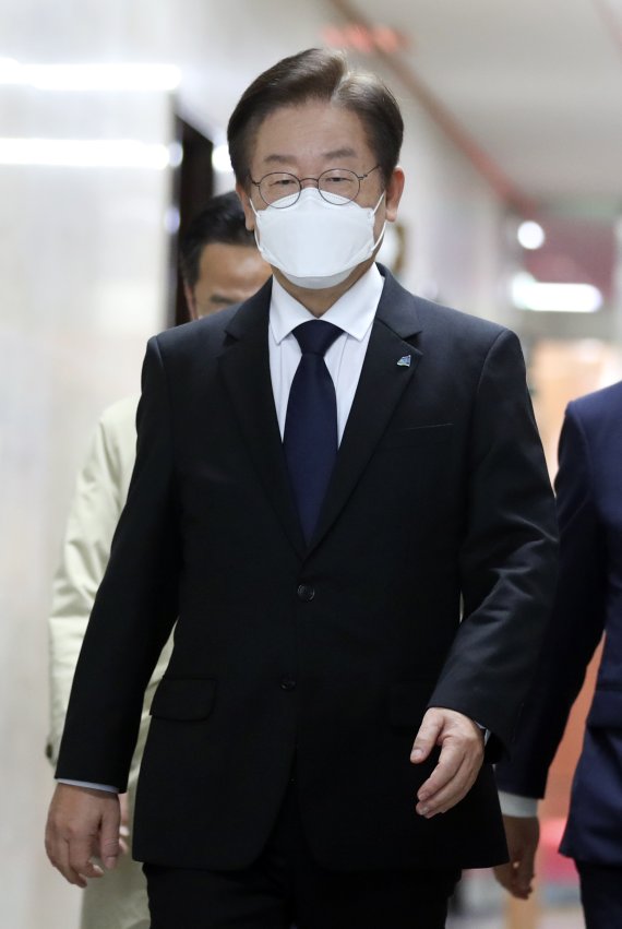 [서울=뉴시스] 최진석 기자 = 이재명 더불어민주당 대표가 30일 서울 여의도 국회에서 비공개로 열린 이태원 참사 관련 긴급 최고위원회의에 참석하고 있다. 2022.10.30. myjs@newsis.com