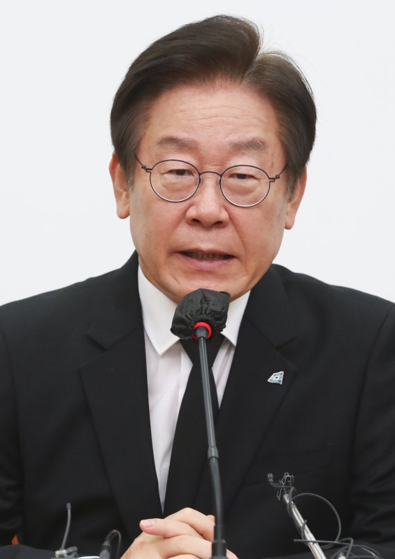 [서울=뉴시스] 최진석 기자 = 이재명 더불어민주당 대표가 30일 서울 여의도 국회에서 이태원 참사 관련 입장 표명을 하고 있다. 2022.10.30. myjs@newsis.com