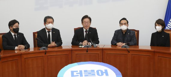 [서울=뉴시스] 최진석 기자 = 이재명 더불어민주당 대표가 30일 서울 여의도 국회에서 이태원 참사 관련 입장 표명을 하고 있다. 2022.10.30. myjs@newsis.com