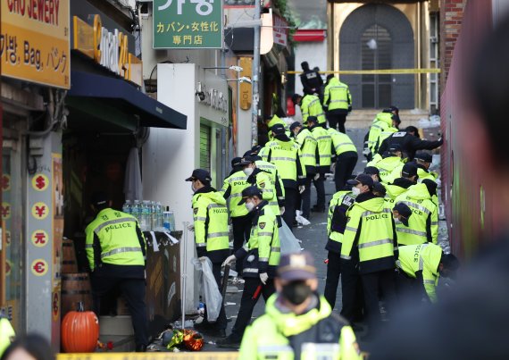 [서울=뉴시스] 김진아 기자 = 지난 29일 밤 서울 용산구 이태원 일대에서 대규모 압사사고가 발생했다. 30일 아침 경찰들이 유류품 수색을 하고 있다. 2022.10.30. bluesoda@newsis.com