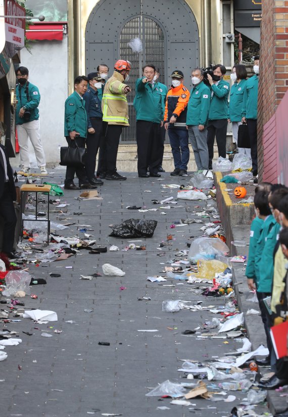 [서울=뉴시스] 김금보 기자 = 윤석열 대통령이 30일 오전 서울 용산구 이태원 압사 사고 현장을 살펴보고 있다. 2022.10.30. kgb@newsis.com