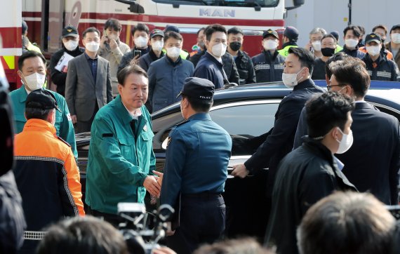 [서울=뉴시스] 김금보 기자 = 윤석열 대통령이 30일 오전 서울 용산구 이태원 압사 사고 현장을 살펴본 뒤 현장을 떠나며 이임재 용산경찰서장과 악수하고 있다. 2022.10.30. kgb@newsis.com