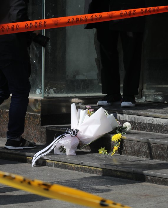 [서울=뉴시스] 김금보 기자 = 30일 오후 서울 용산구 이태원 압사 사고 현장 인근에 희생자들을 애도하는 근조화가 놓여있다. 2022.10.30. kgb@newsis.com