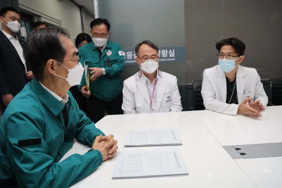 [이태원 참사]한총리 "환자 이송·치료 실시간 점검...중상자 치료 힘써달라"