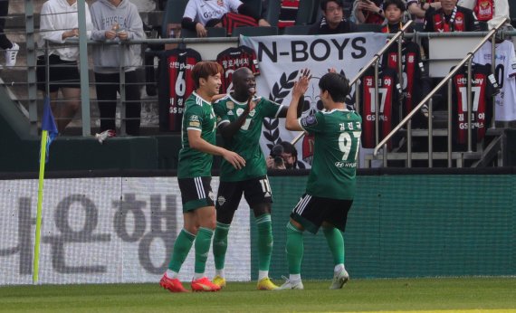 [전주=뉴시스] 김얼 기자 = 2022 하나원큐 FA컵 결승 2차전 전북현대와 서울 FC 경기가 열린 30일 전북 전주시 전주월드컵경기장에서 전북현대 바로우 선수가 골을 넣고 세리머니를 하고 있다. 2022.10.30. pmkeul@newsis.com