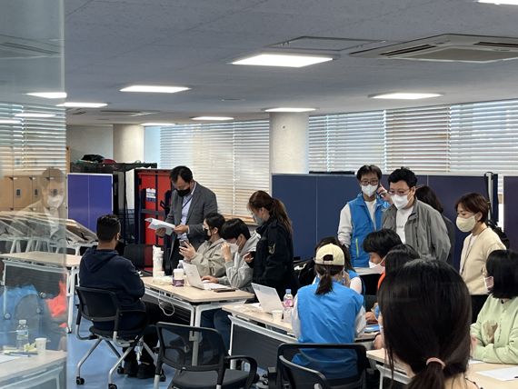 30일 오후 2시, 이태원 참사 사고 인근인 한남동 주민센터에는 실종자를 찾는 가족과 지인들이 현장 방문을 하고 있다./사진=주원규 기자