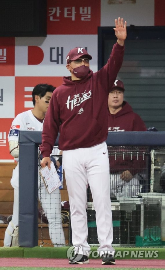 홍원기 '저기요' 홍원기 '저기요' (서울=연합뉴스) 임화영 기자 = 28일 서울 고척스카이돔에서 열린 2022 프로야구 플레이오프 4차전 LG 트윈스와 키움 히어로즈의 경기. 7회말 시작 전 키움 홍원기 감독이 누군가를 부르고 있다. 2022.10.28 hwayoung7@yna.co.kr (끝)