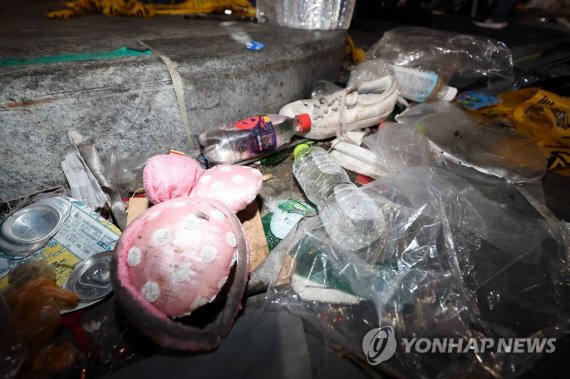 현장에 남겨진 신발 현장에 남겨진 신발 (서울=연합뉴스) 박동주 기자 = 지난 29일 발생한 서울 용산구 이태원 핼러윈 인명사고 현장에 신발이 놓여 있다. 2022.10.30 pdj6635@yna.co.kr (끝)