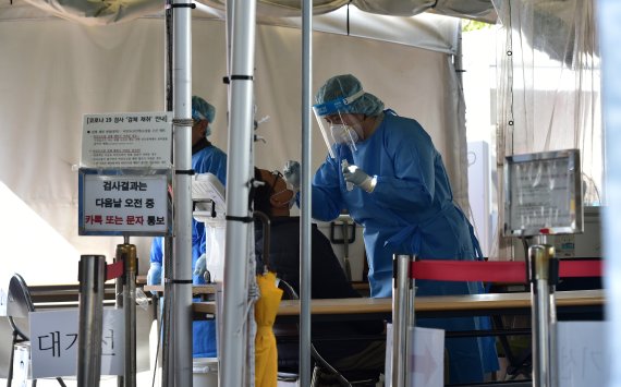 [대구=뉴시스]    Na manhã do dia 24, a equipe médica coleta amostras no centro de exames Corona 19 no Centro de Saúde Pública de Suseong-gu, em Daegu.  24.10.2022.  lmy@newsis.com