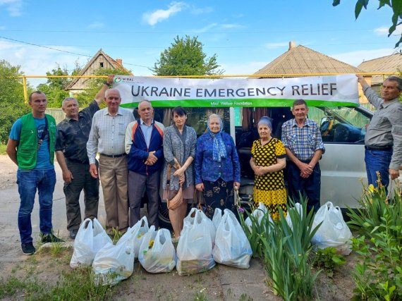 밀알복지재단이 지난 6월 우크라이나 현지에서 난민들에게 구호 물품을 전달하고 있다.