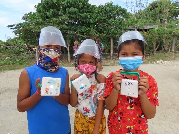 지난 2021년 태양광 랜턴을 전달받은 필리핀 어린이들이 환하게 웃고 있다. 밀알복지재단 제공