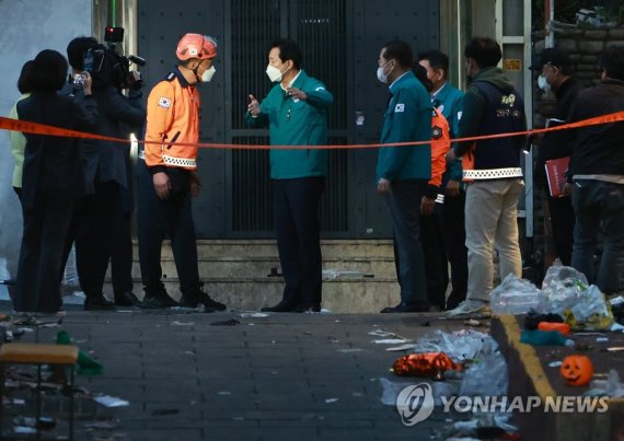 귀국 뒤 이태원 참사 현장 찾은 오세훈 시장 귀국 뒤 이태원 참사 현장 찾은 오세훈 시장 (서울=연합뉴스) 홍해인 기자 = 오세훈 서울시장이 30일 오후 서울 용산구 이태원동 '핼러윈 인파' 압사 사고 현장을 찾아 소방 관계자로부터 현장 상황에 대한 설명을 듣고 있다. 2022.10.30 hihong@yna.co.kr (끝)