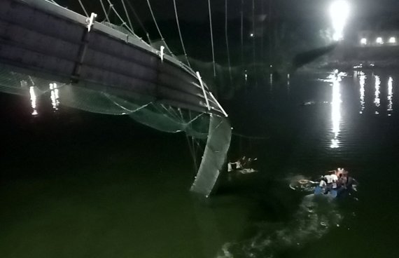 인도 현수교 붕괴로 최소 90명 사망, 축제 인파에 참사